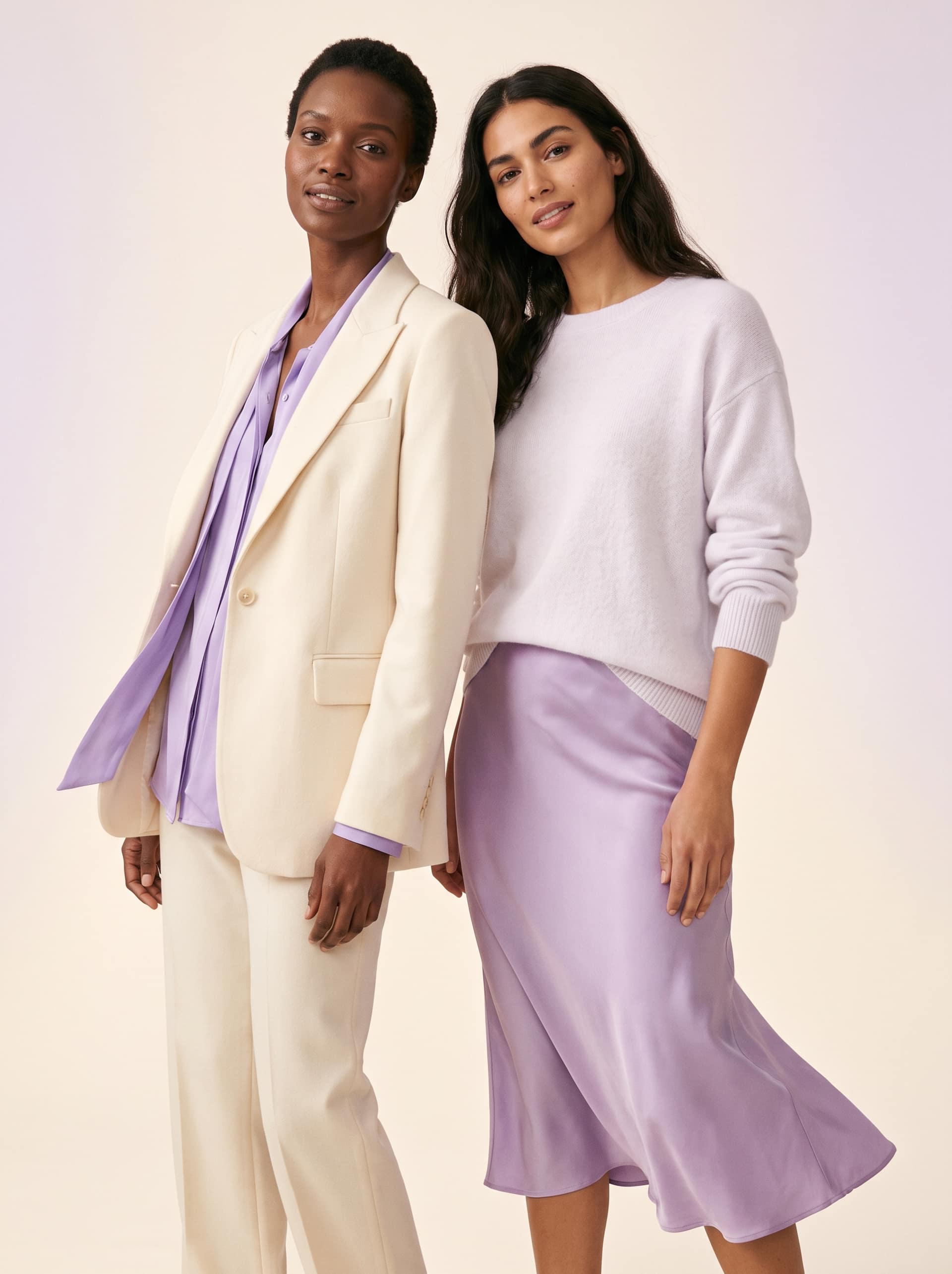 Dos modelos con looks en crema y lila